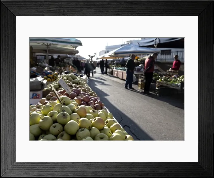 Framed Print : Apples for sale in market in Alberobello, Puglia, Italy, Europe Framed Print : Apples for sale in market in Alberobello, Puglia, Italy, Europe