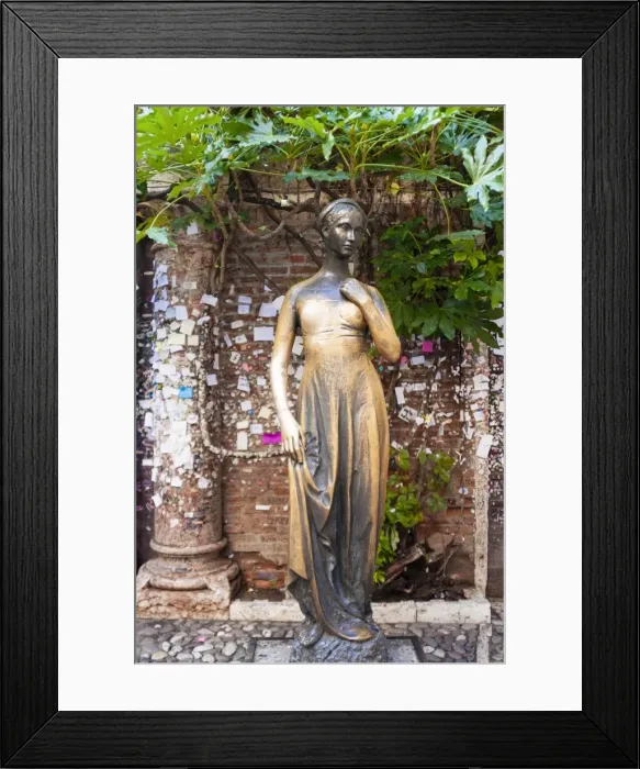 Framed Print : Statue of Juliet, Juliets house, Verona, UNESCO World Heritage Site, Veneto, Italy, Europe Framed Print : Statue of Juliet, Juliets house, Verona, UNESCO World Heritage Site, Veneto, Italy, Europe