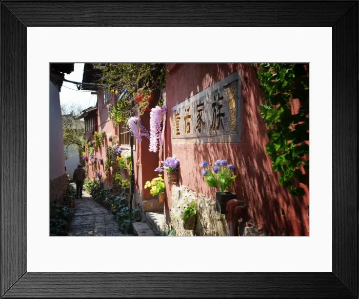 Framed Print : Flowers on a wall in Lijiang Old Town, UNESCO World Heritage Site, Lijiang, Yunnan, China, Asia Framed Print : Flowers on a wall in Lijiang Old Town, UNESCO World Heritage Site, Lijiang, Yunnan, China, Asia