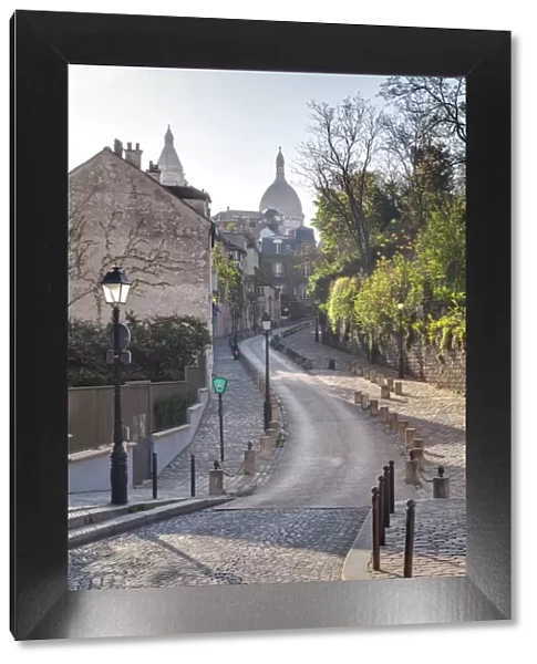 The Montmartre area with the Sacre Coeur basilica in the background, Paris, France, Europe