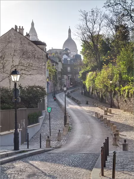 The Montmartre area with the Sacre Coeur basilica in the background, Paris, France, Europe
