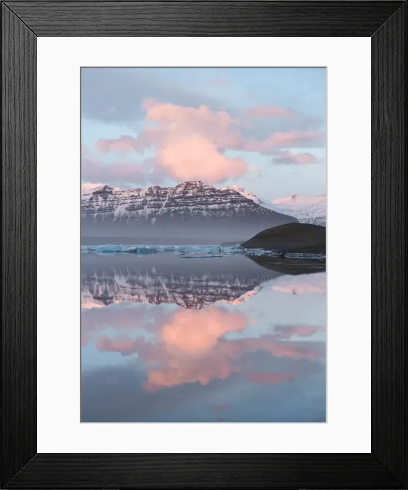 Framed Print : Panoramic view across the calm water of Jokulsarlon glacial lagoon towards snow-capped mountains and icebergs bathed in the last light of a winters afternoon, at the head of the Breidamerkurjokull Glacier on the edge of the Vatnajokull National Park, South Iceland, Iceland, Polar Regions Framed Print : Panoramic view across the calm water of Jokulsarlon glacial lagoon towards snow-capped mountains and icebergs bathed in the last light of a winters afternoon, at the head of the Breidamerkurjokull Glacier on the edge of the Vatnajokull National Park, South Iceland, Iceland, Polar Regions