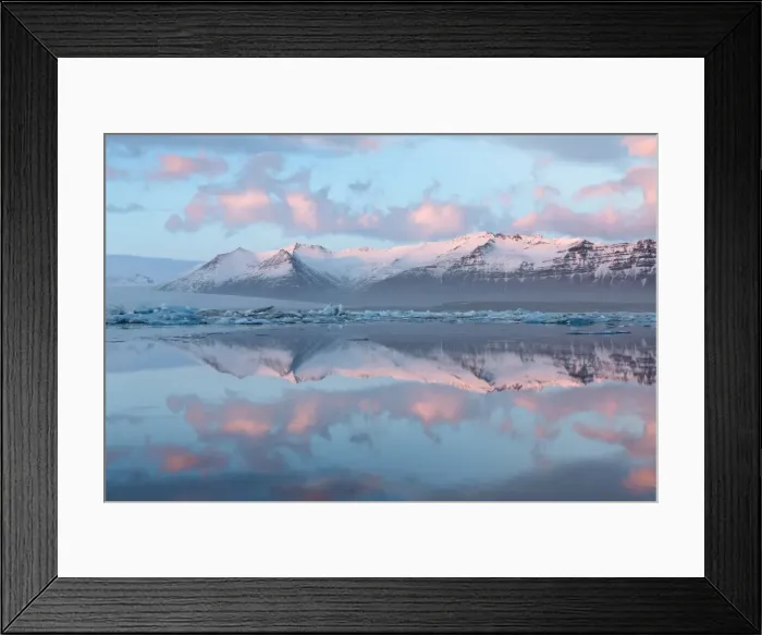 Framed Print : Panoramic view across the calm water of Jokulsarlon glacial lagoon towards snow-capped mountains and icebergs bathed in the last light of a winters afternoon, at the head of the Breidamerkurjokull Glacier on the edge of the Vatnajokull National Park, South Iceland, Iceland, Polar Regions Framed Print : Panoramic view across the calm water of Jokulsarlon glacial lagoon towards snow-capped mountains and icebergs bathed in the last light of a winters afternoon, at the head of the Breidamerkurjokull Glacier on the edge of the Vatnajokull National Park, South Iceland, Iceland, Polar Regions