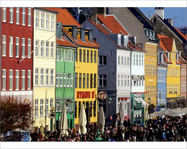 Nyhavn (New Harbour), busy restaurant and bar area, Copenhagen, Denmark, Scandinavia, Europe