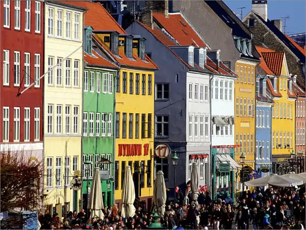 Nyhavn (New Harbour), busy restaurant and bar area, Copenhagen, Denmark, Scandinavia, Europe