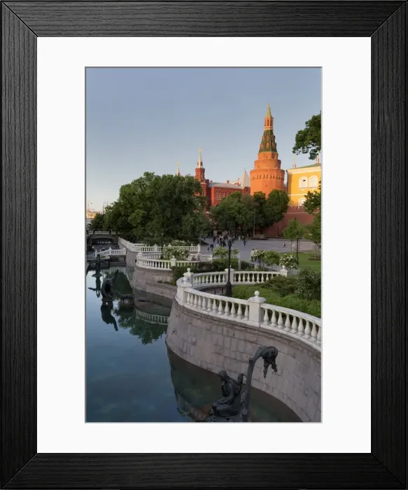 Framed Print : Alexander Gardens and the Kremlin, Moscow, Russia, Europe Framed Print : Alexander Gardens and the Kremlin, Moscow, Russia, Europe
