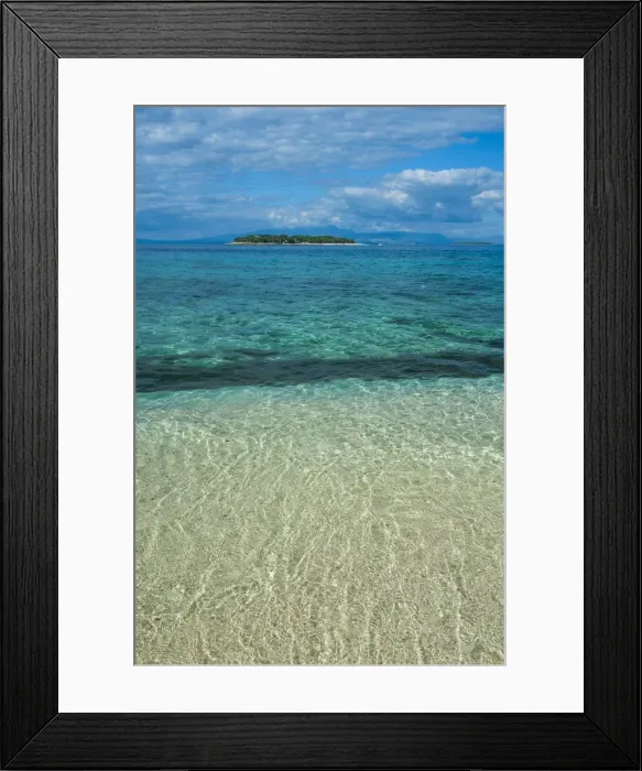 Framed Print : Clear waters on Beachcomber Island with a little islet in the background, Mamanucas Islands, Fiji, South Pacific, Pacific Framed Print : Clear waters on Beachcomber Island with a little islet in the background, Mamanucas Islands, Fiji, South Pacific, Pacific