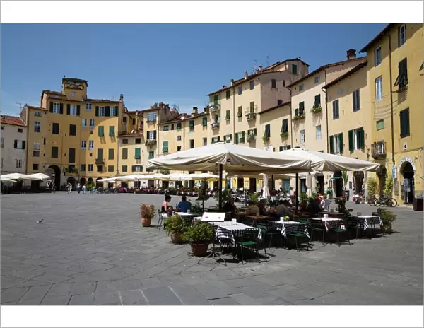 Restaurants in the Piazza Anfiteatro Romano, Lucca, Tuscany, Italy, Europe