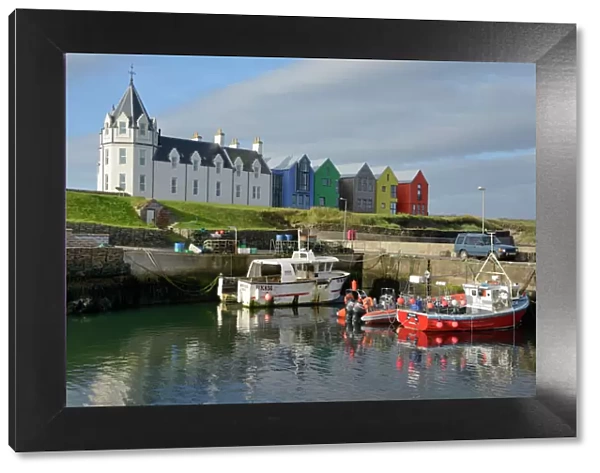 Fishing boats in the harbour and the former John O Groats Hotel, now luxury self catering apartments, John O Groats, Caithness, Highland Region, Scotland, United Kingdom, Europe