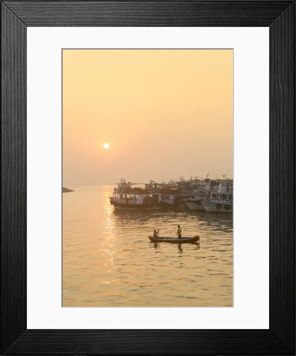 Framed Print : A fishing boat on the Arabian Ocean in front of the Gateway of India, Mumbai, Maharashtra, India, Asia Framed Print : A fishing boat on the Arabian Ocean in front of the Gateway of India, Mumbai, Maharashtra, India, Asia