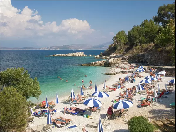 Beach crowded with holidaymakers, Kassiopi, Corfu, Ionian Islands, Greek Islands, Greece, Europe
