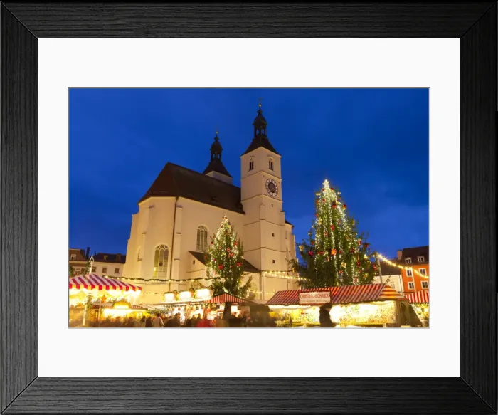 Framed Print : Christmas Market in Neupfarrplatz, Regensburg, Bavaria, Germany, Europe Framed Print : Christmas Market in Neupfarrplatz, Regensburg, Bavaria, Germany, Europe