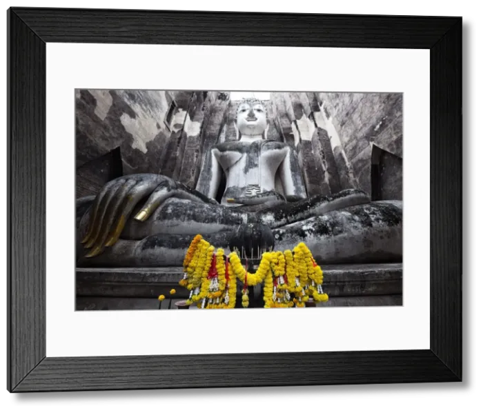 Framed Print : A giant Sukhothai era sitting Buddha, Wat Si Chum, Sukhothai Historical Park, UNESCO Framed Print : A giant Sukhothai era sitting Buddha, Wat Si Chum, Sukhothai Historical Park, UNESCO