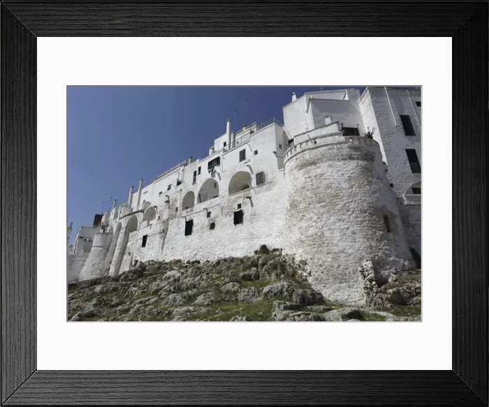Framed Print : The whitewashed city wall, including a defensive tower, in the white city (Citta Bianca) Framed Print : The whitewashed city wall, including a defensive tower, in the white city (Citta Bianca)