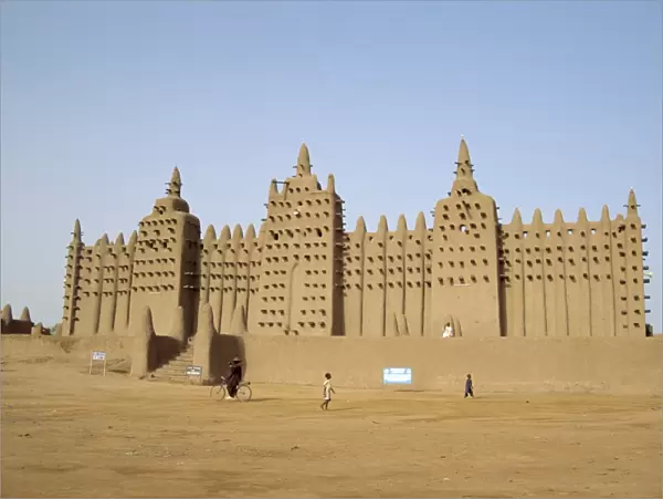 The Great Mosque, the largest dried earth building in the world, Djenne