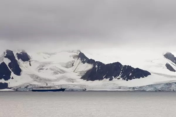 Cruise ship, Livingston Island, South Shetland Islands, Antarctica, Polar Regions