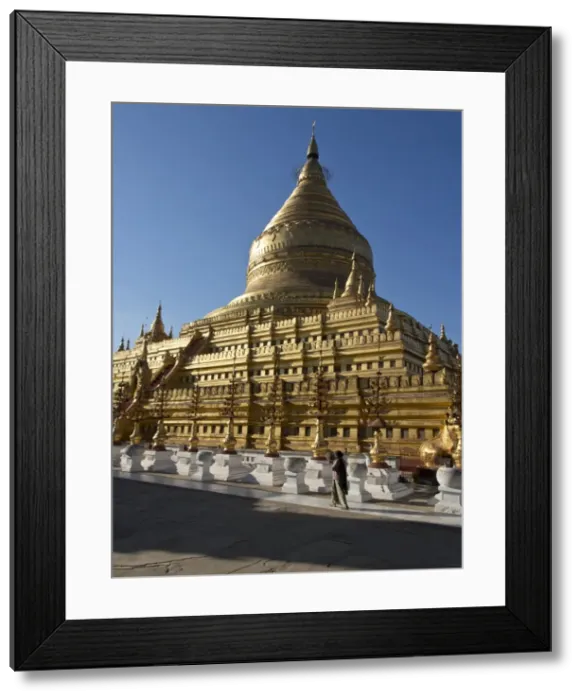Framed Print : The Shwe Zigon, a Buddhist temple, Nyaung-U, near Bagan (Pagan), Myanmar (Burma), Asia