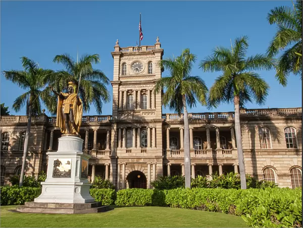 King Kamehameha statue in front of Aliiolani Hale (Hawaii State Supreme Court), Honolulu