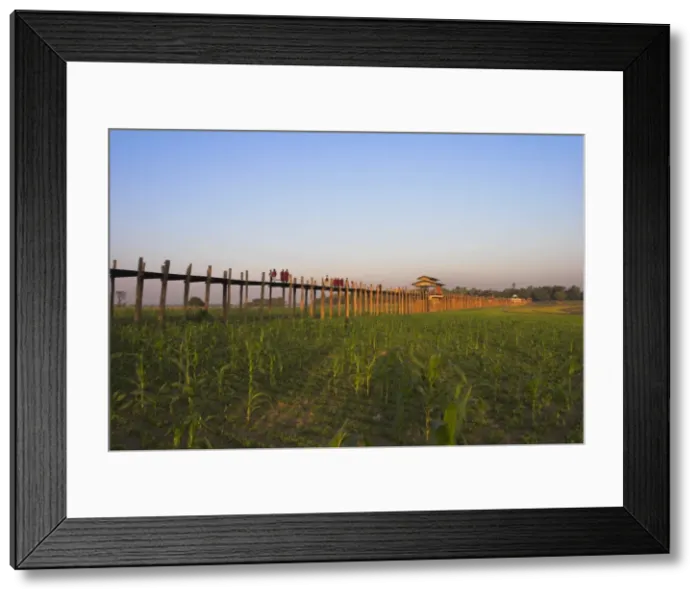 Framed Print : People crossing U Beins Bridge, Taugthaman Lake, Amarapura, Mandalay Framed Print : People crossing U Beins Bridge, Taugthaman Lake, Amarapura, Mandalay