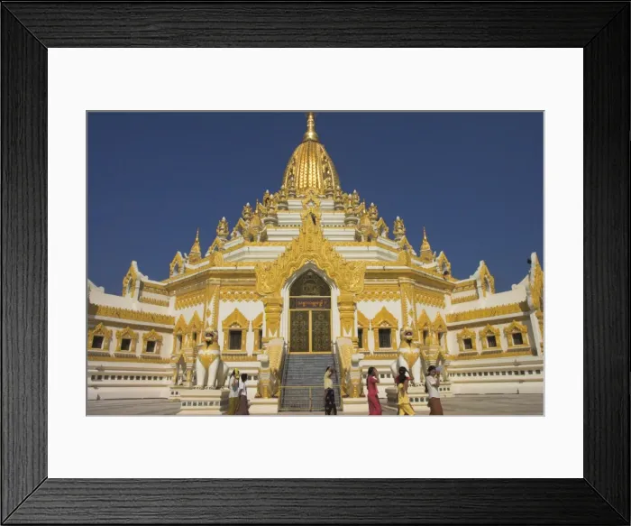 Framed Print : Large white and gold statues of chinthes stand guard at Swedawmyat Paya