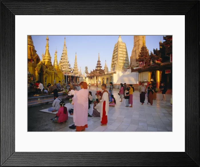 Framed Print : Buddhist worshippers at the Shwedagon Paya (Shwe Dagon pagoda), Yangon (Rangoon) Framed Print : Buddhist worshippers at the Shwedagon Paya (Shwe Dagon pagoda), Yangon (Rangoon)