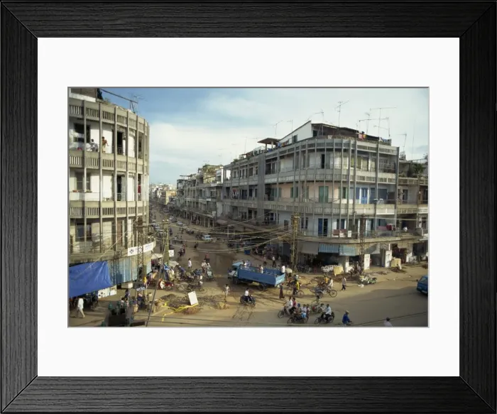 Framed Print : Street scene in the centre of the city of Phnom Penh, Cambodia, Indochina Framed Print : Street scene in the centre of the city of Phnom Penh, Cambodia, Indochina