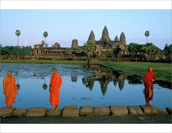 Monks in saffron robes, Angkor Wat, UNESCO World Heritage Site, Siem Reap