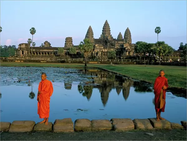 Monks in saffron robes, Angkor Wat, UNESCO World Heritage Site, Siem Reap