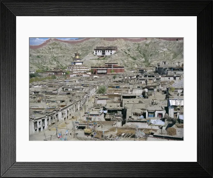 Framed Print : View of Gyanze (Gyantse) from Gyangze dzong, Tibet, China, Asia Framed Print : View of Gyanze (Gyantse) from Gyangze dzong, Tibet, China, Asia