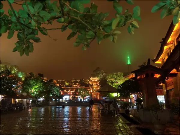 Market square at night, Lijiang old town, UNESCO World Heritage Site, Yunnan, China, Asia