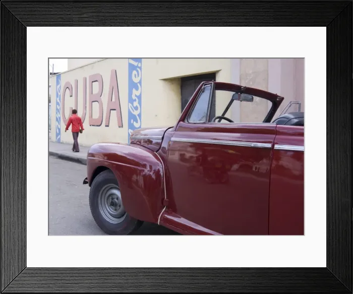 Framed Print : A vintage car near a Viva Cuba sign painted on a wall in cental Havana Framed Print : A vintage car near a Viva Cuba sign painted on a wall in cental Havana