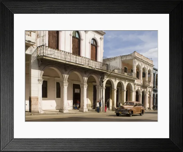 Framed Print : A vintage American car coming along Avenida Reina in central Havana, Cuba Framed Print : A vintage American car coming along Avenida Reina in central Havana, Cuba