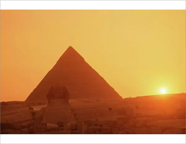 Sphinx and Kefren (Chephren) pyramid, Giza, UNESCO World Heritage Site