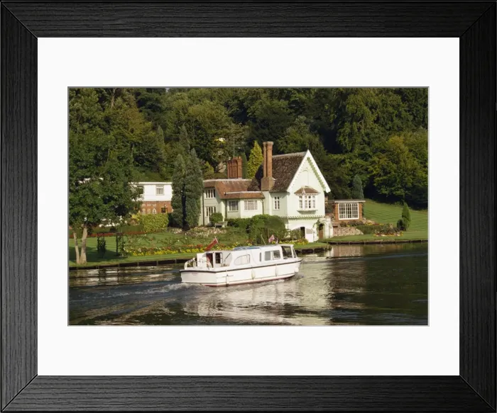 Framed Print : Thameside property near Henley, Oxfordshire, England, United Kingdom, Europe Framed Print : Thameside property near Henley, Oxfordshire, England, United Kingdom, Europe