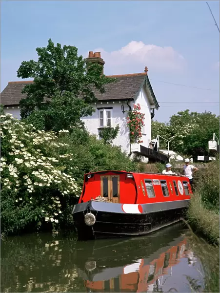 Narrow boat and lock, Aylesbury Arm of the Grand Union Canal, Buckinghamshire