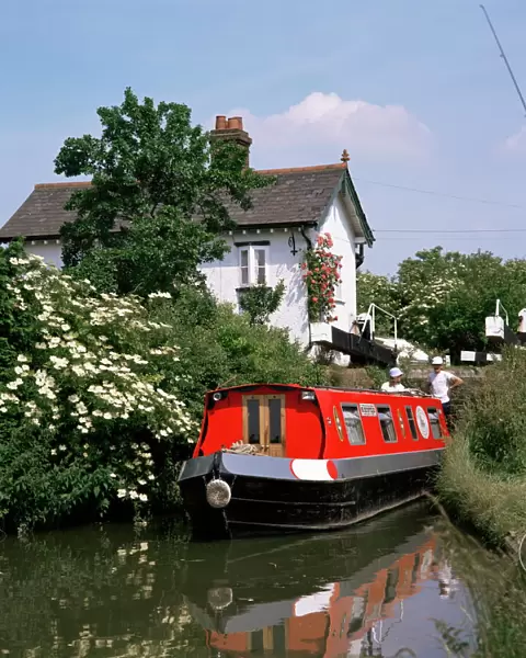 Narrow boat and lock, Aylesbury Arm of the Grand Union Canal, Buckinghamshire