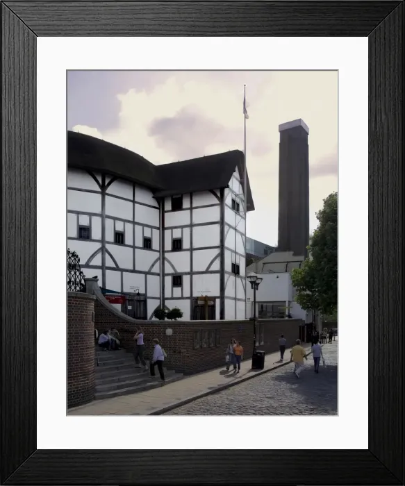 Framed Print : The Globe Theatre, with the Tate Modern Gallery beyond, Bankside, London