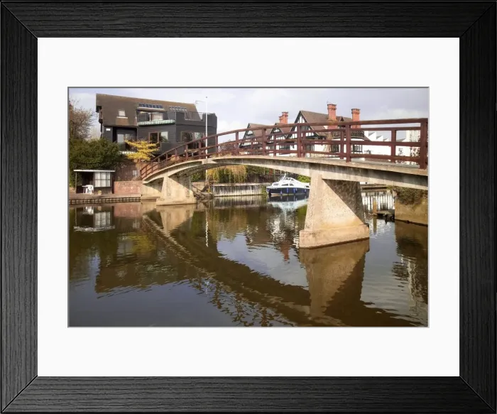 Framed Print : Houses, apartments and footbridge at Marlow Lock, Thames Valley, Marlow Framed Print : Houses, apartments and footbridge at Marlow Lock, Thames Valley, Marlow