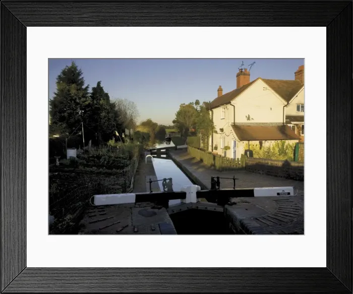 Framed Print : Lock keepers canalside cottage, Worcester and Birmingham canal, Astwood locks Framed Print : Lock keepers canalside cottage, Worcester and Birmingham canal, Astwood locks