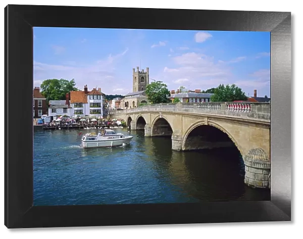 Henley on Thames, Bridge and River Boat, Oxfordshire, England