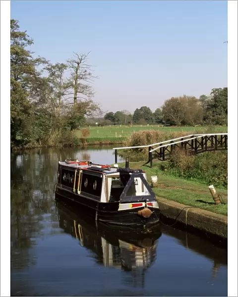 Narrow boat moored waiting to enter Craft Lock, Sutton Green, Surrey, England