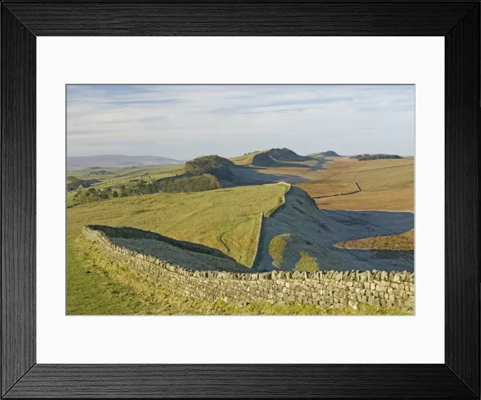 Framed Print : Looking west from Kings Hill to Housesteads Roman Fort and crag, Cuddy and Hotbank Crags Framed Print : Looking west from Kings Hill to Housesteads Roman Fort and crag, Cuddy and Hotbank Crags