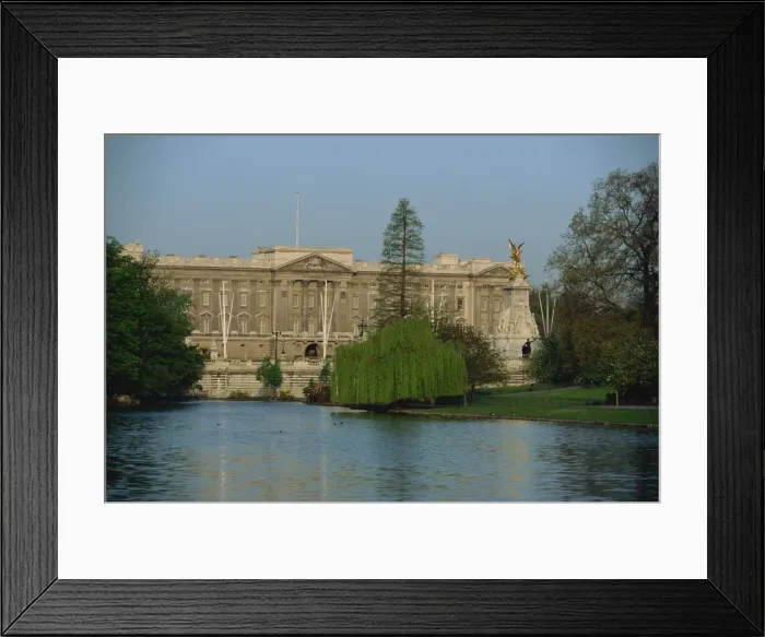 Framed Print : The Victoria Monument and Buckingham Palace, seen from across pond in St Framed Print : The Victoria Monument and Buckingham Palace, seen from across pond in St