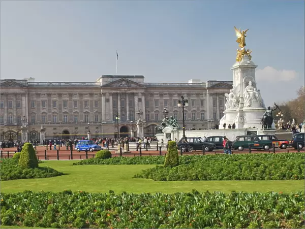 Buckingham Palace and Queen Victoria Monument, London, England, United Kingdom, Europe