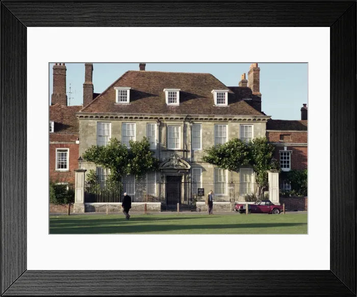 Framed Print : Mompesson House in the Cathedral Precinct, Salisbury, Wiltshire, England Framed Print : Mompesson House in the Cathedral Precinct, Salisbury, Wiltshire, England