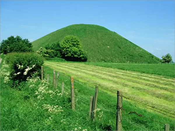 Silbury Hill, a Stone Age burial mound, Wiltshire, England, UK, Europe