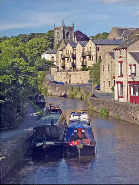 Narrow boats on the Liverpool Leeds canal at Skipton, Yorkshire Dales National Park