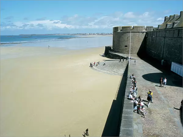Ramparts of old town and beach to the northwest of St. Malo, Brittany, France, Europe