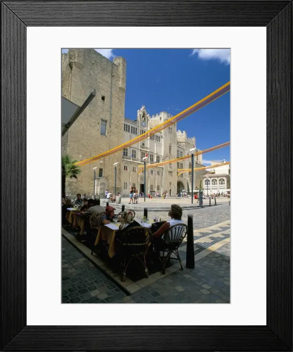 Framed Print : Open-air dining in the Place de l Hotel de Ville, Narbonne, Aude, Languedoc-Roussillon Framed Print : Open-air dining in the Place de l Hotel de Ville, Narbonne, Aude, Languedoc-Roussillon