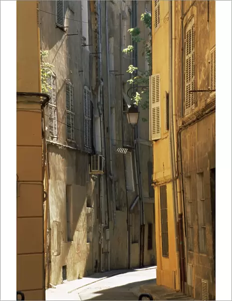 Narrow sunlit street in Old Aix, Aix-en-Provence, Bouches-de-Rhone, Provence-Alpes-Cote-d Azur
